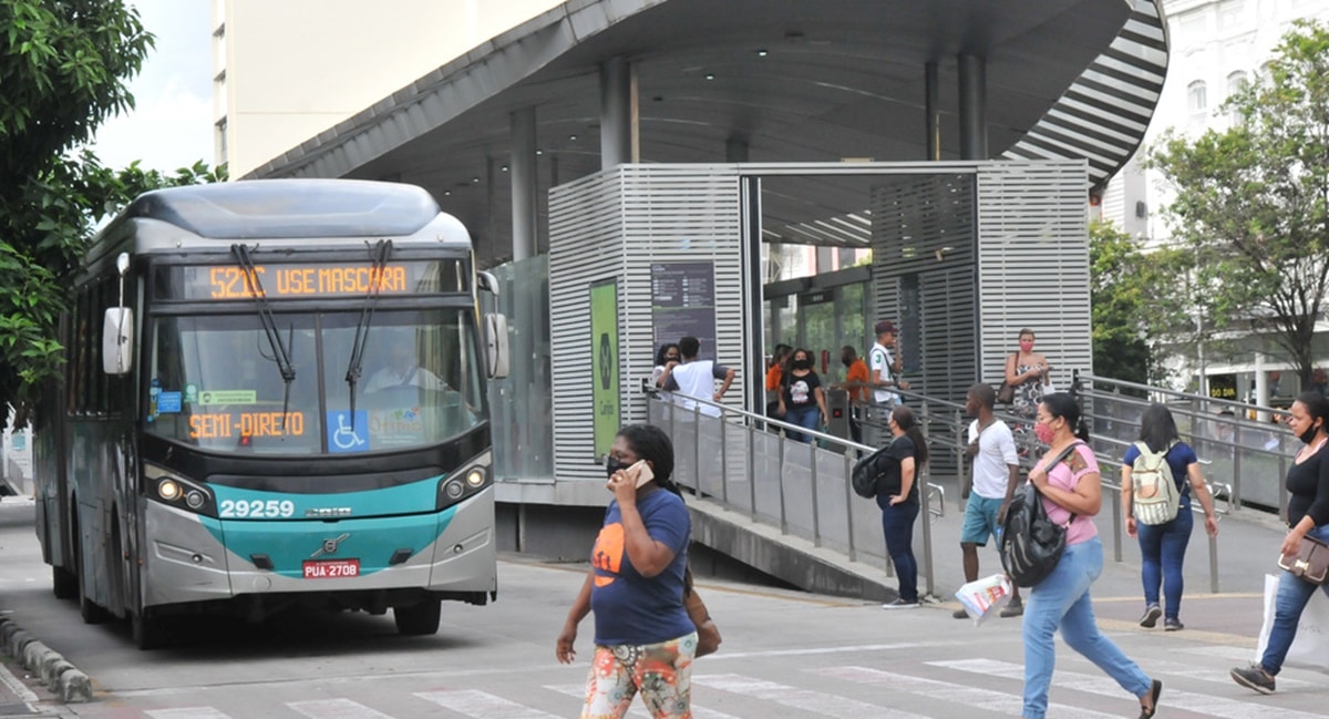 Terminal de ònibus de BH e cidadãos (Foto: Reprodução/ Marcos Viera/ EM/ D.A Press)