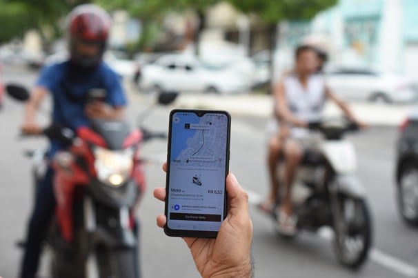 Uber Moto e 99 Moto foram proibidos de oferecer os serviços em São Paulo e Rio de Janeiro (Imagem: Reprodução)