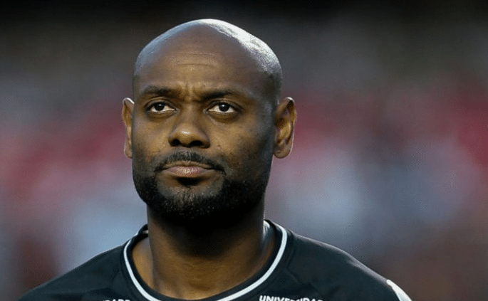 Vagner Love é atacado pela torcida do São Paulo (Foto: Reprodução)