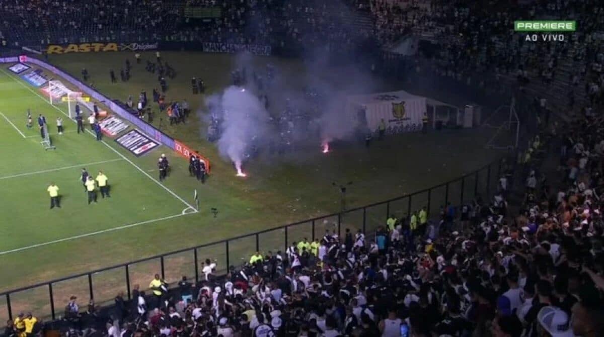 Bombas foram jogadas pelos torcedores do Vasco no meio do gramado e situação foi complicada (Foto: Reprodução/ Premiere)