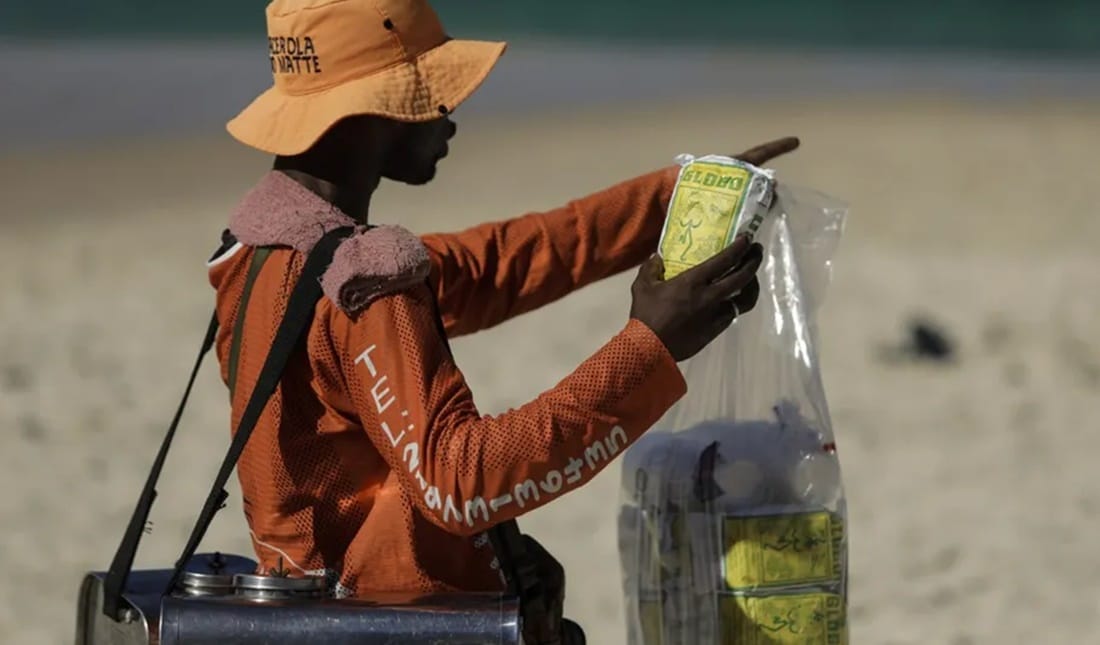 Vendedor ambulante no Rio de Janeiro vendendo os famosos  biscoitos da marca popular (Foto: Reprodução/ Gabriel de Paiva/ Ag. O Globo)