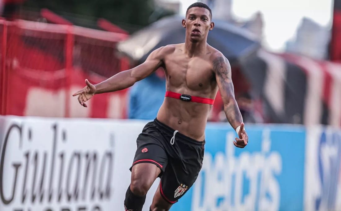 Vítor Leque, atacante de 22 anos em ascensão no futebol (Foto: Reprodução/ Héber Gomes)