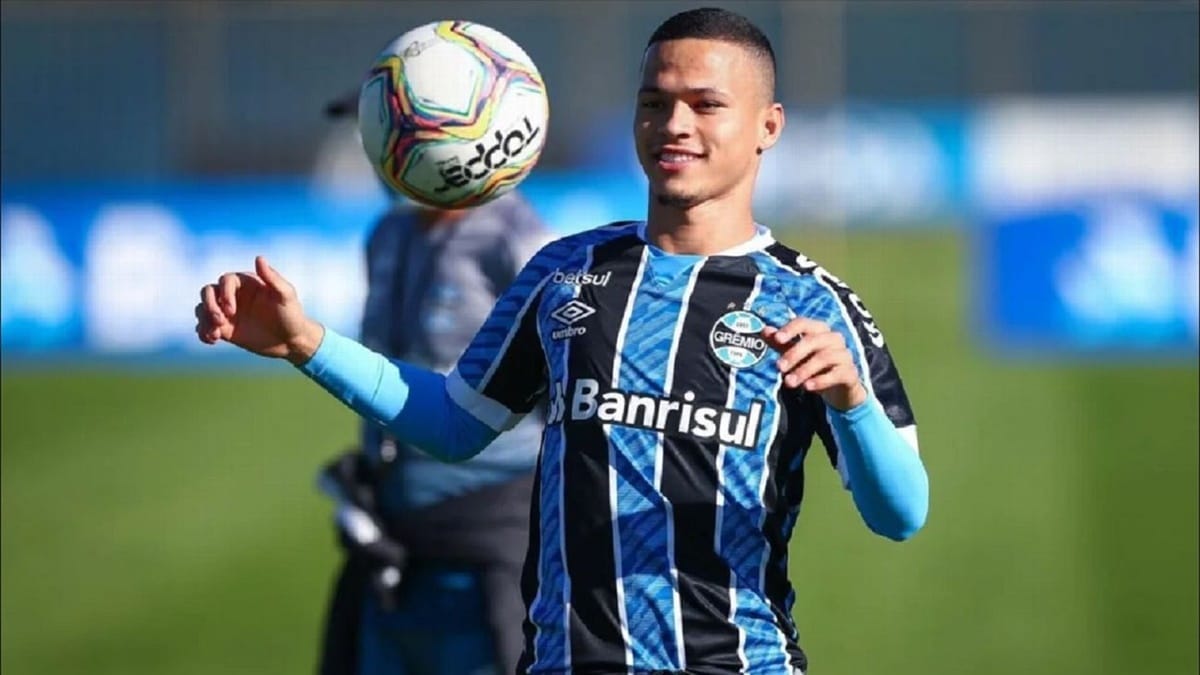 O volante Darlan nos treinos do Grêmio; ele tem ficado muito no banco de reservas nesta temporada (Foto: Reprodução/ Lucas Uebel/ Divulgação Grêmio)