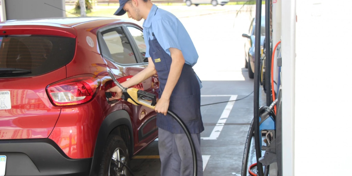 Misturar gasolina com dipirona pode acabar com o motor do seu carro? (Imagem Reprodução Internet)