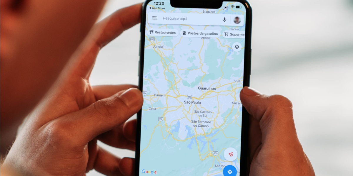 Pessoa usando aplicativo do Google Maps (Imagem Reprodução Internet)