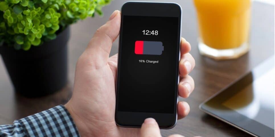 Celular com bateria acabando (Imagem Reprodução Internet)