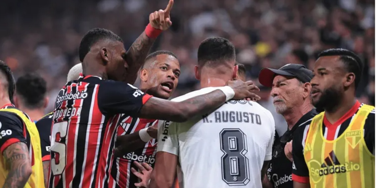 Confusão após gol de emprate do Luciano no clássico Majestoso (Foto Ettore Chiereguini/AGIF)