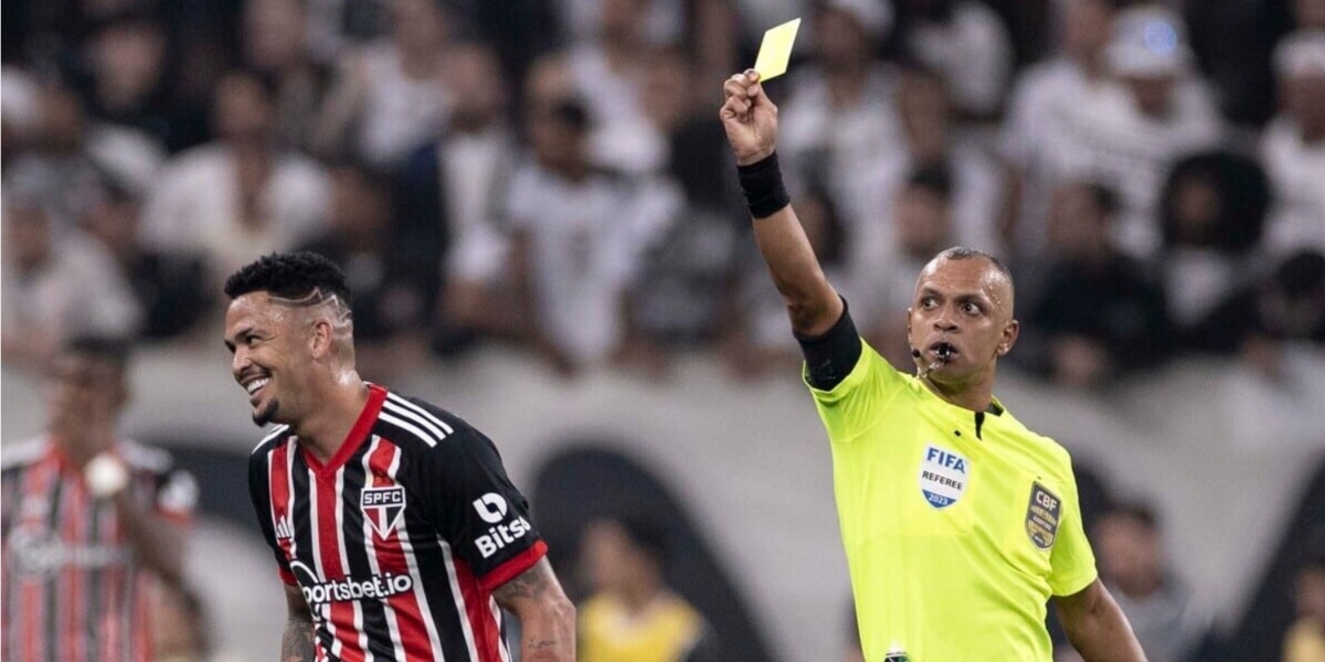 Luciano tomando cartão amarelo em partida com o São Paulo (Imagem Reprodução Internet)