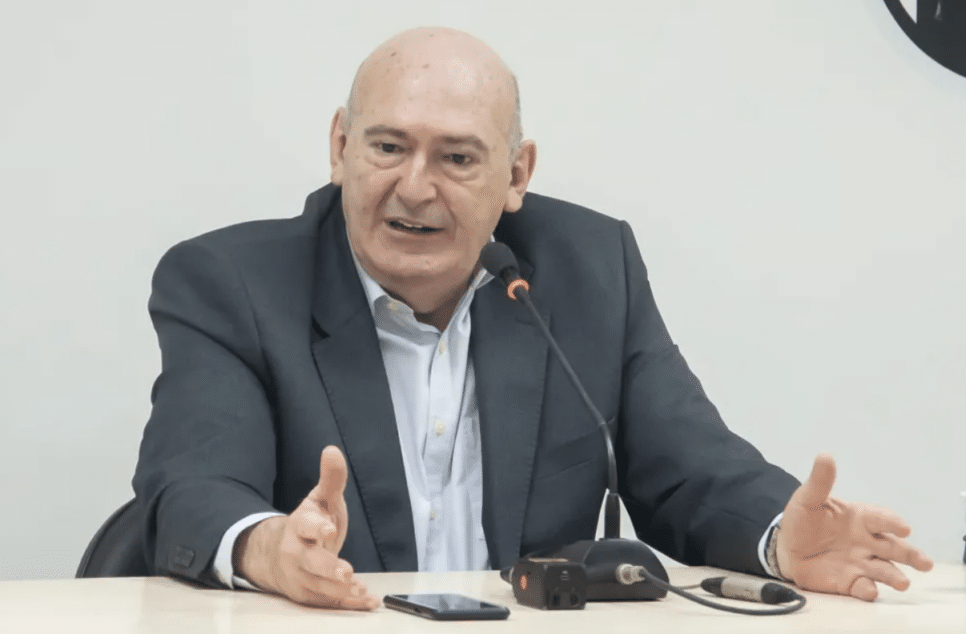 Andrés Rueda recebe 'SIM' e comemora decisão no Santos (Foto: Reprodução)