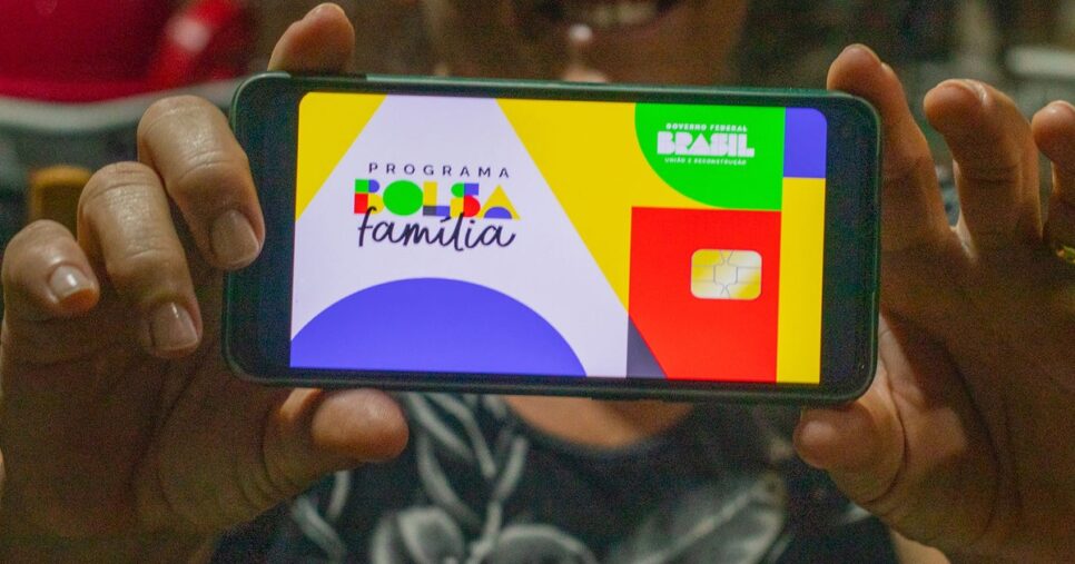 Mulher acessando o Bolsa Família no celular (Foto: Reprodução/ Jeane de Oliveira/ Pronatec)