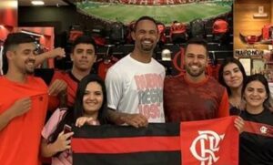 Goleiro Bruno com torcedores do Flamengo (Foto: Reprodução / Internet)