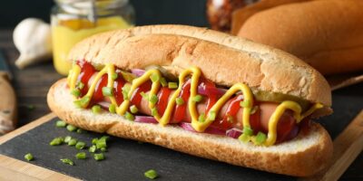O tradicional cachorro quente, ou hot-dog, contém salsicha que é grande vilão da boa saúde (Foto: Reprodução/ Internet)