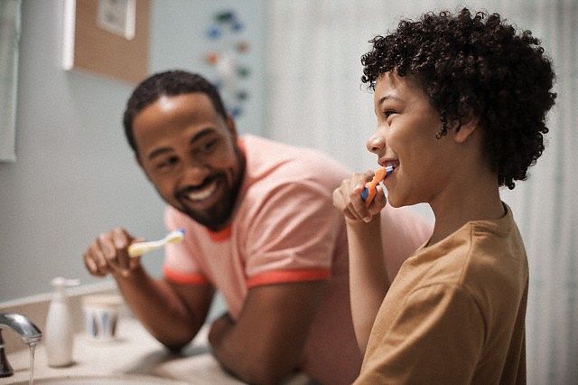 Pai e filho escovando dentes (Foto: Reprodução)