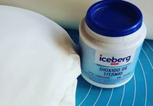 Dióxido de titânio permite que você obtenha uma cor extremamente branca, que lembra o Fondant, em glaçages, ganaches e outros cremes para cobertura de bolos, por exmeplo (Foto: Reprodução / Internet)