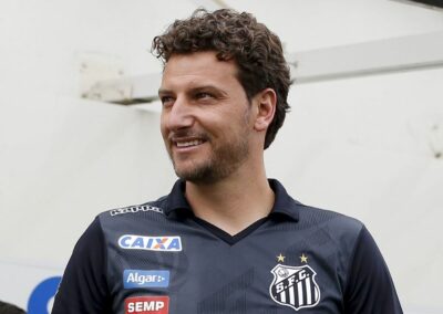 Elano em fase de estreia como técnico do Santos (Foto: Marco Galvão)