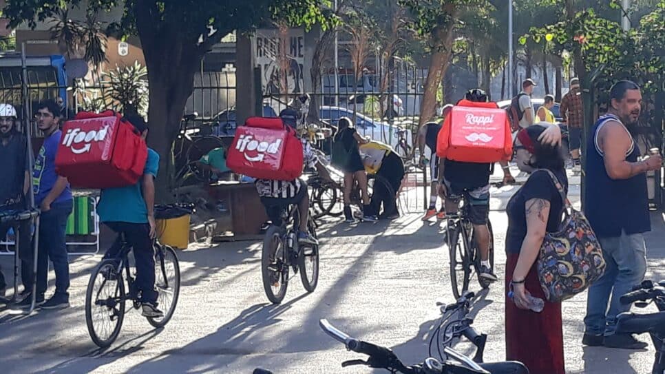 Entregadores estão brigando por conta de bicicleta alugada (Imagem: Reprodução)