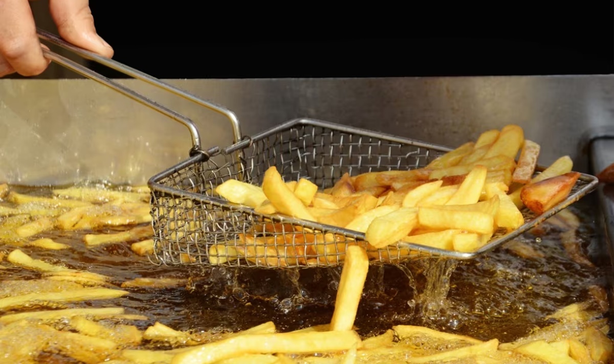 Funcionário do McDonald's em fritadeira das batatas com óleo quente (Foto: Reprodução/ Internet)