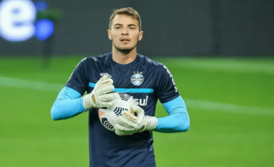 Ação de Gabriel Grando deixa torcida do Grêmio enlouquecida (Foto: Reprodução)