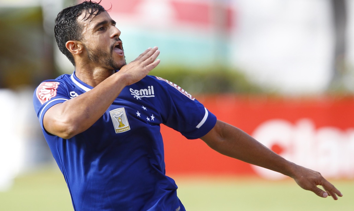 Henrique Dourado joga pelo Cruzeiro e pode ser colocado em meio a negociação e troca (Foto: Reprodução/ Cruzeiro)