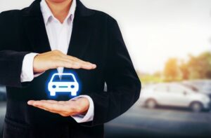 Homem fazendo propaganda de uma seguradora de carro (Foto: Reprodução / Internet)