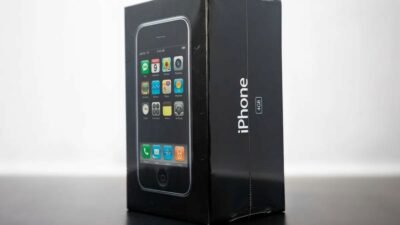 Imagem do post iPhone de 2007 é leiloado por quase R$ 1 milhão e motivo chocante vem à tona