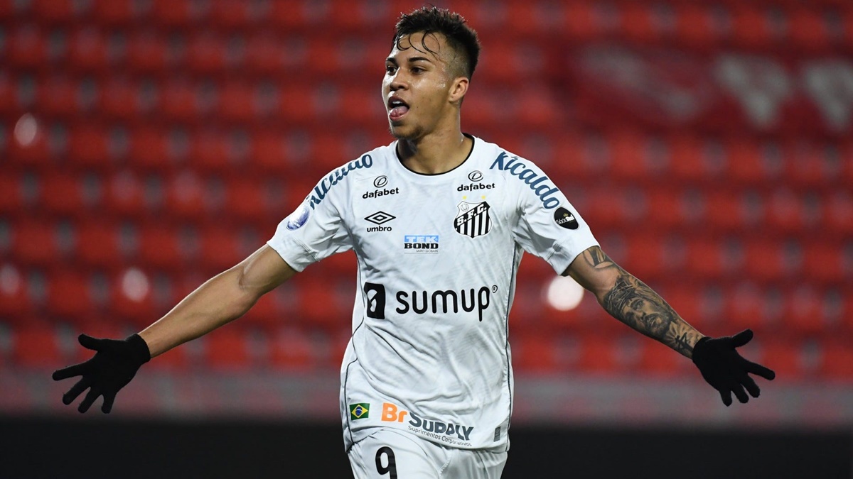 O jovem atacante jogando pelo Santos antes de fechar com time italiano (Foto: Reprodução/ Divulgação/ Comenbol)