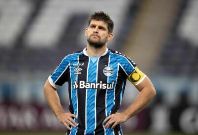 Declaração do zagueiro expõe atitude surpreendente do elenco do Grêmio (Foto: AFP)