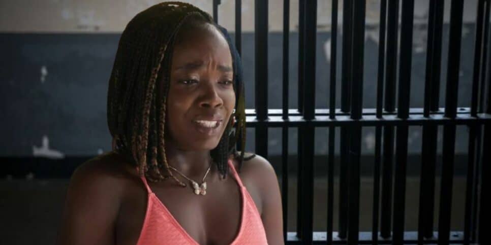 Kate (Clara Moneke) vai presa em Vai na Fé (Foto: Reprodução / Globo / Montagem HoraDoBenefício)