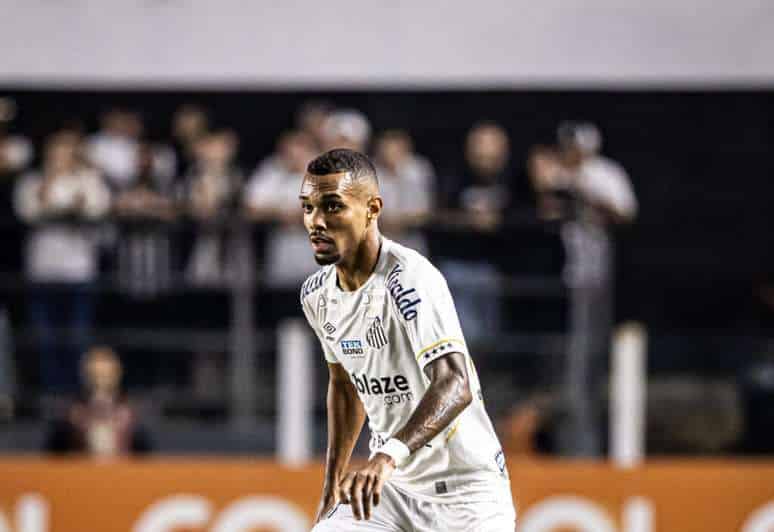 Lucas Pires em campo (Foto: Raul Barreta/ Santos FC)