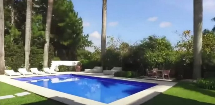 Piscina gigantesca da casa de Eliana (Foto: Reprodução / Youtube)