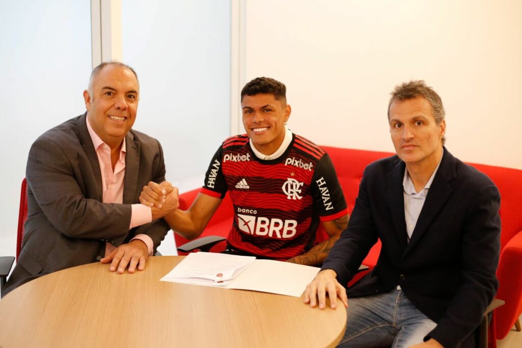 Mateusão, ao lado de Marcos Braz, no período em que assinou contrato com o Flamengo (Foto: Gilvan de Souza /CRF)