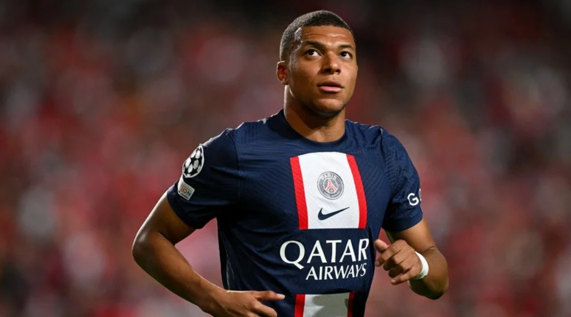 Mbappé vive novela no mundo do futebol há meses (Foto: Reprodução)