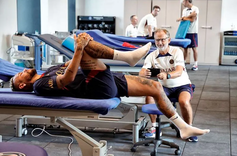 O famoso jogador de futebol se apresentou após lesão (Foto: C. Gavelle/PSG)