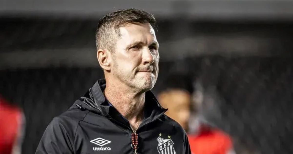 O técnico do Santos Paulo Turra