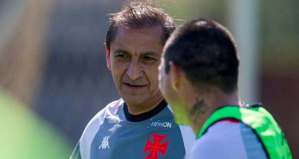 Novo técnico do Vasco, Ramón Díaz, em conversa com atleta (Foto: Reprodução/ Twitter)