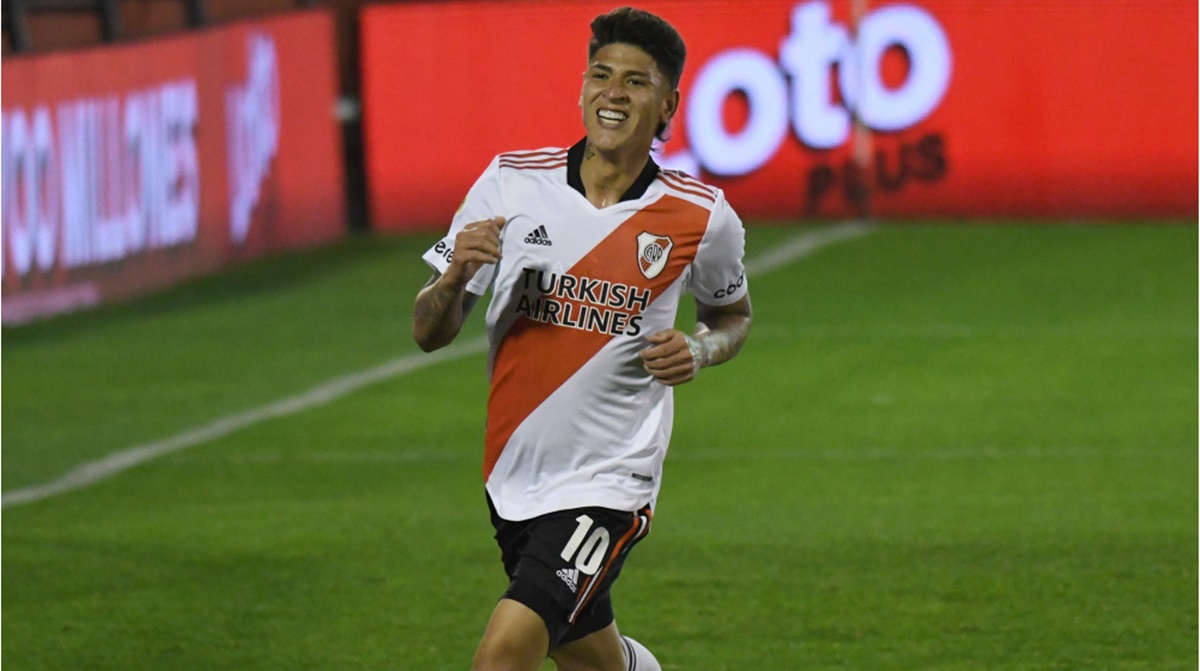 O jogador vestindo a camisa do River Plate, que ainda detém direitos econômicos (Foto: Reprodução/ Getty Images)