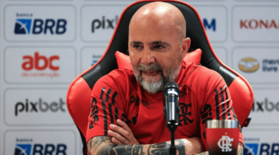 Imagem do post Sampaoli perde a paciência ao ver torcida do Athletico-PR tentando prejudicar o Flamengo