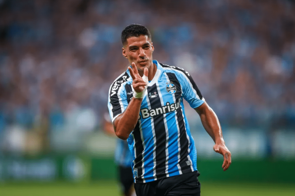 Torcida grita "fica Suárez" e craque despista: Desfrutar o momento (Foto: Reprodução)