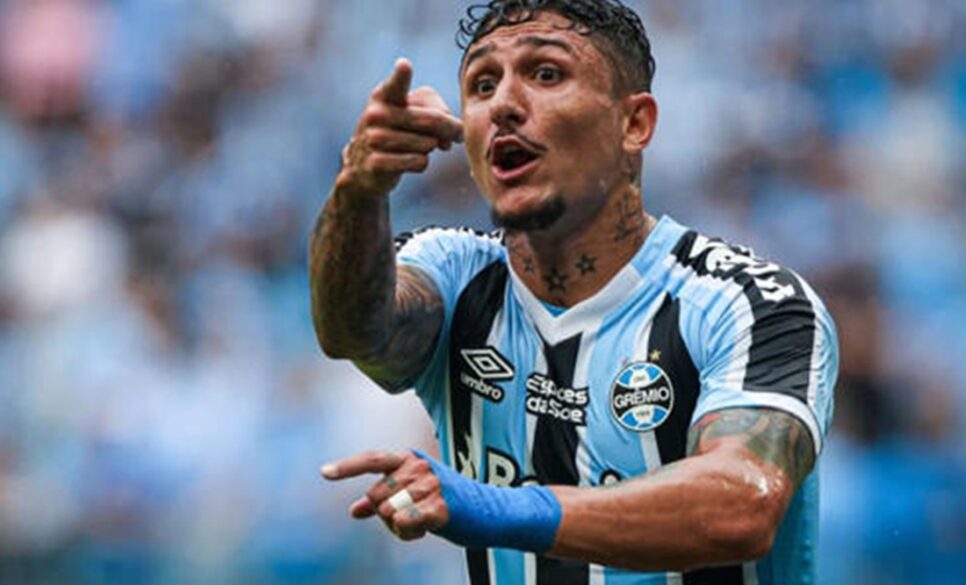 Vina estava emprestado ao Grêmio pelo Ceará (Foto: Reprodução/ Maxi Franzoi)