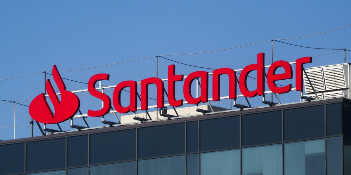 Santander oferece bolsa de estudo gratuita para brasileiros (Imagem Reprodução Internet)