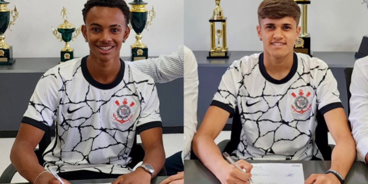 ictor Dourado (esquerda) e Teixeirão (direita) assinando contrato com o Corinthians (Foto Reprodução Internet)