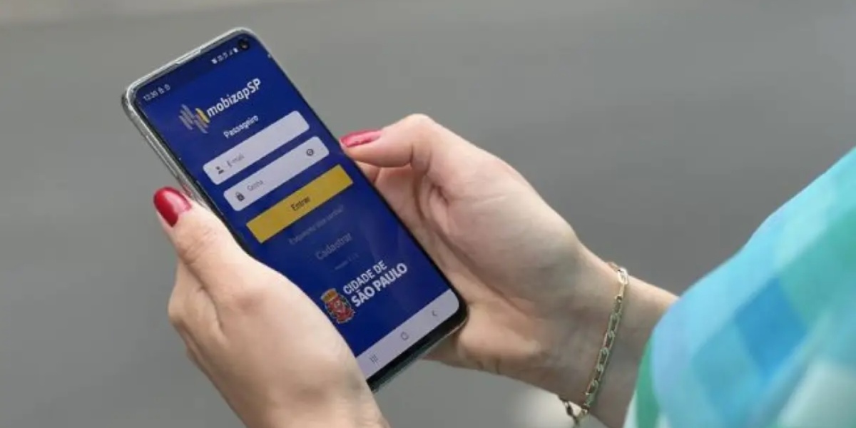 Pessoa utilizando o aplicativo da MobilizapSP, de motoristas por aplicativo (Imagem Reprodução Internet)