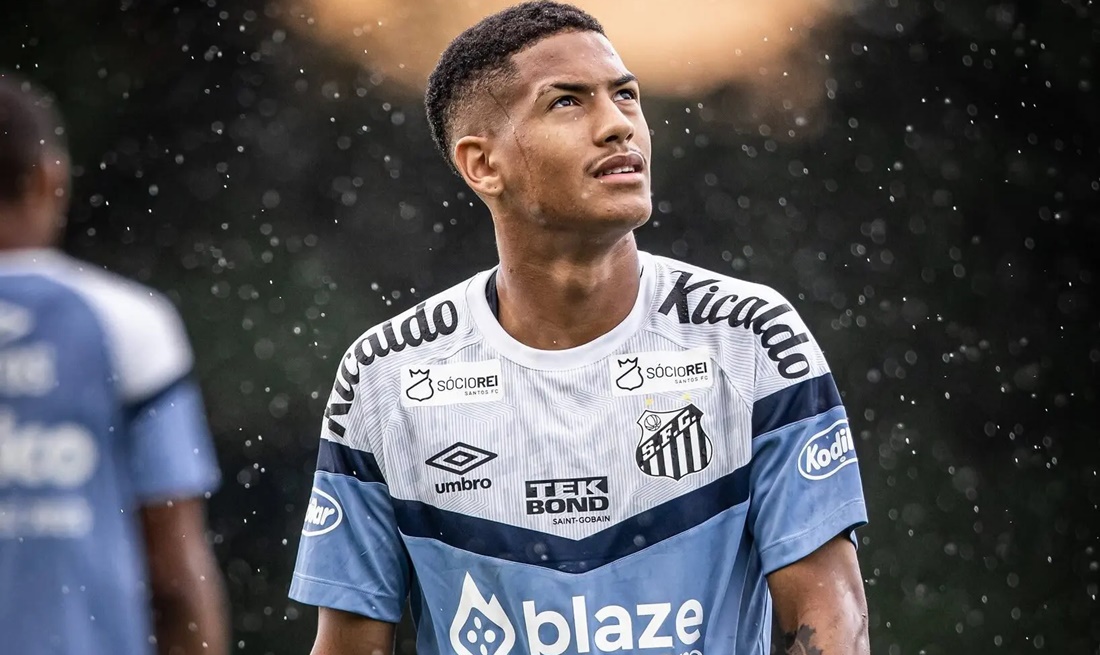 Ângelo, da base do Santos, foi vendido ao Chelsea e montante não ajuda situação na Vila Belmiro (Foto: Reprodução/ Raul Baretta/ Santos FC)