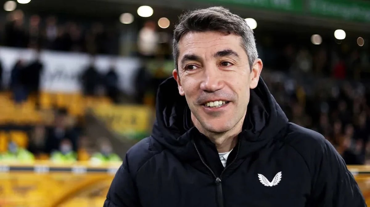 Bruno Lage sorrindo de alegria com liderança do Botafogo com larga distância do segundo colocado no Brasileirão (Foto: Reprodução/ Wolves/ Getty Images)