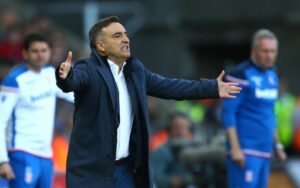 O técnico de futebol, Carlos Carvalhal pode assumir o lugar de Sampaoli(Foto: AFP)