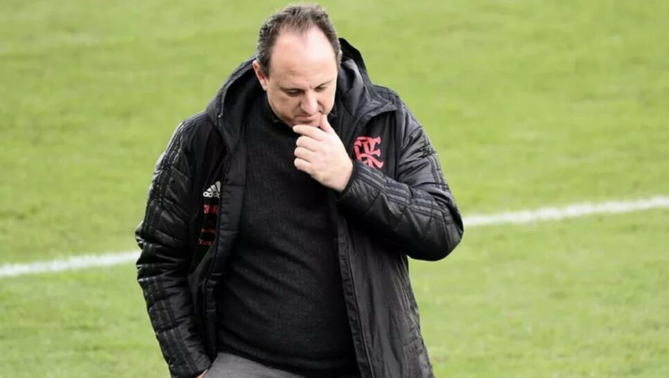 O famoso ex-técnico de futebol do São Paulo pode assumir o Rubro-Negro no lugar de Sampaoli (Foto: Reprodução/ Marcos Ribolli/ CRF/ GE) Rogério Ceni