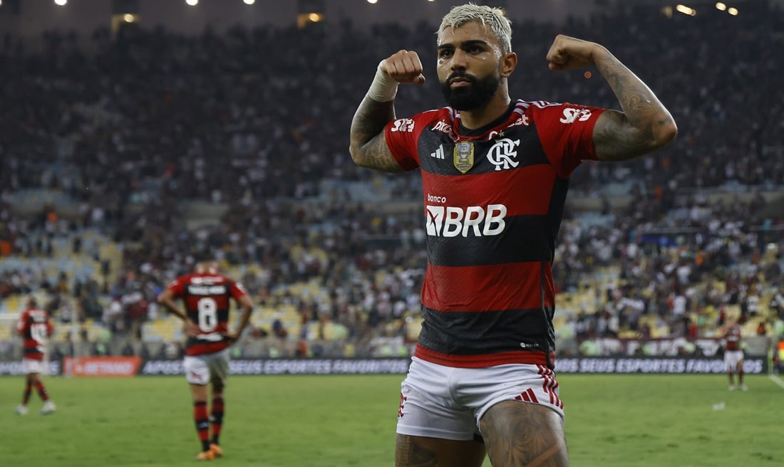 Gabriel Barbosa, o Gabigol, em pose clássica após balançar as redes pelo Flamengo (Foto: Reprodução/ Wagner Meier/ Getty Images)