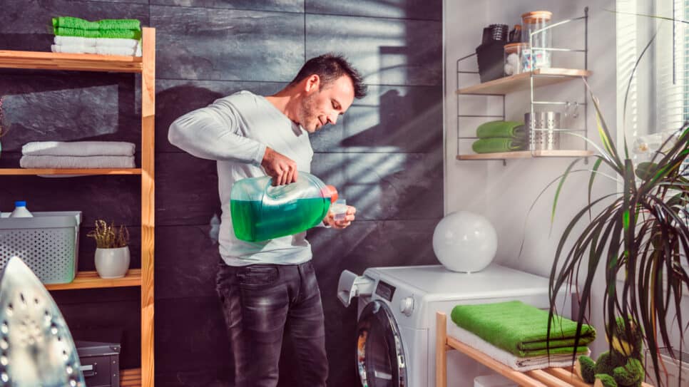 Homem utilizando a máquina de lavar (Foto: Reprodução)