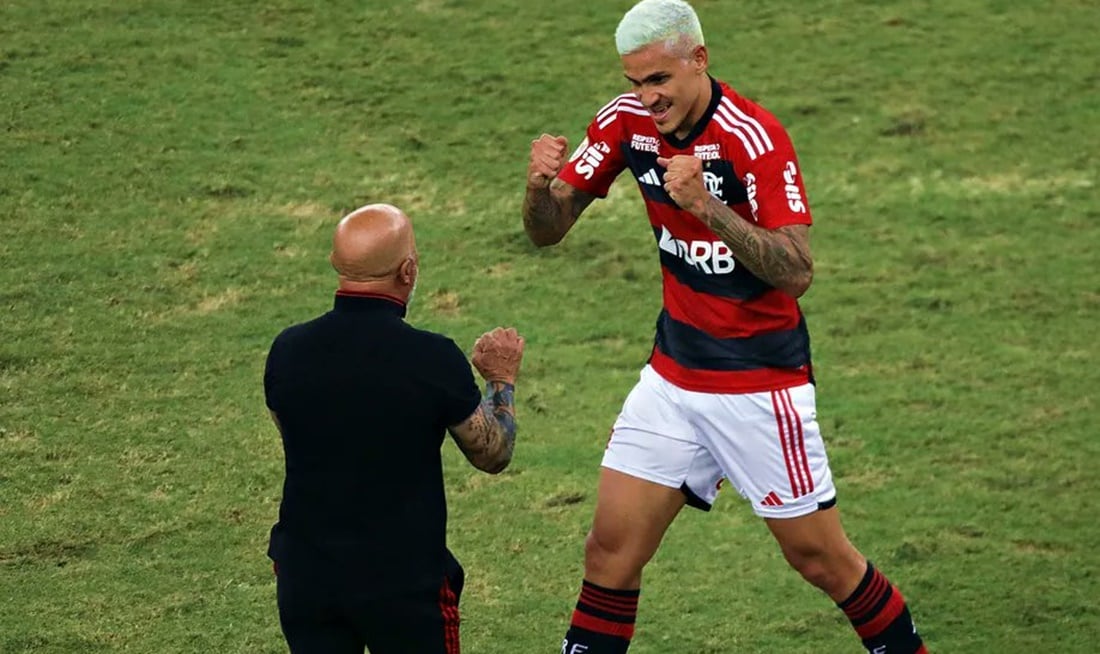 Pedro e Jorge Sampaoli interagem após gol marcado ao Flamengo (Foto: Reprodução/ CRF)