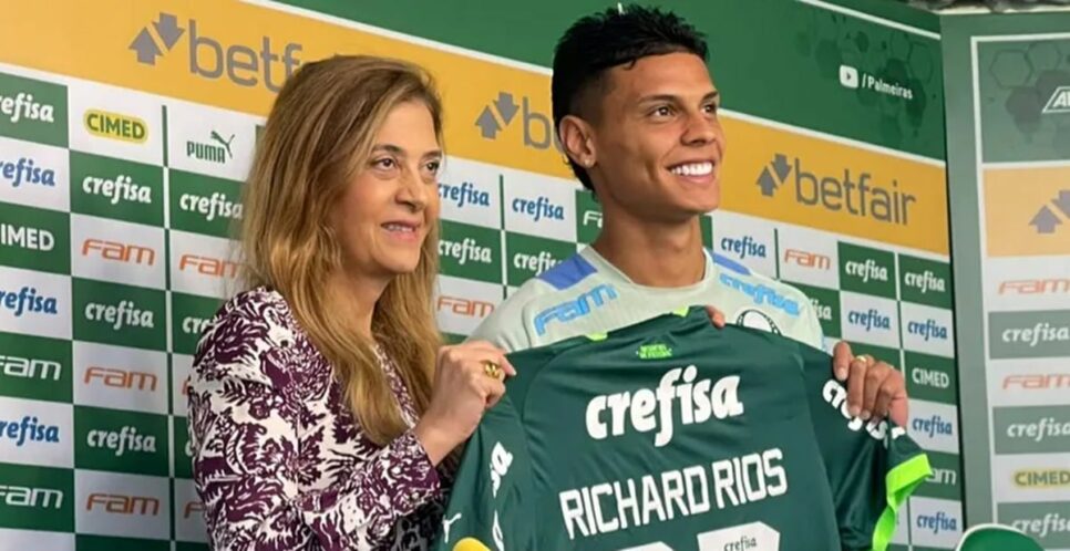 Leila Pereira com o volante Richard Ríos quando este foi apresentado no Palmeiras (Foto: Reprodução/ Thiago Ferri/ GE)